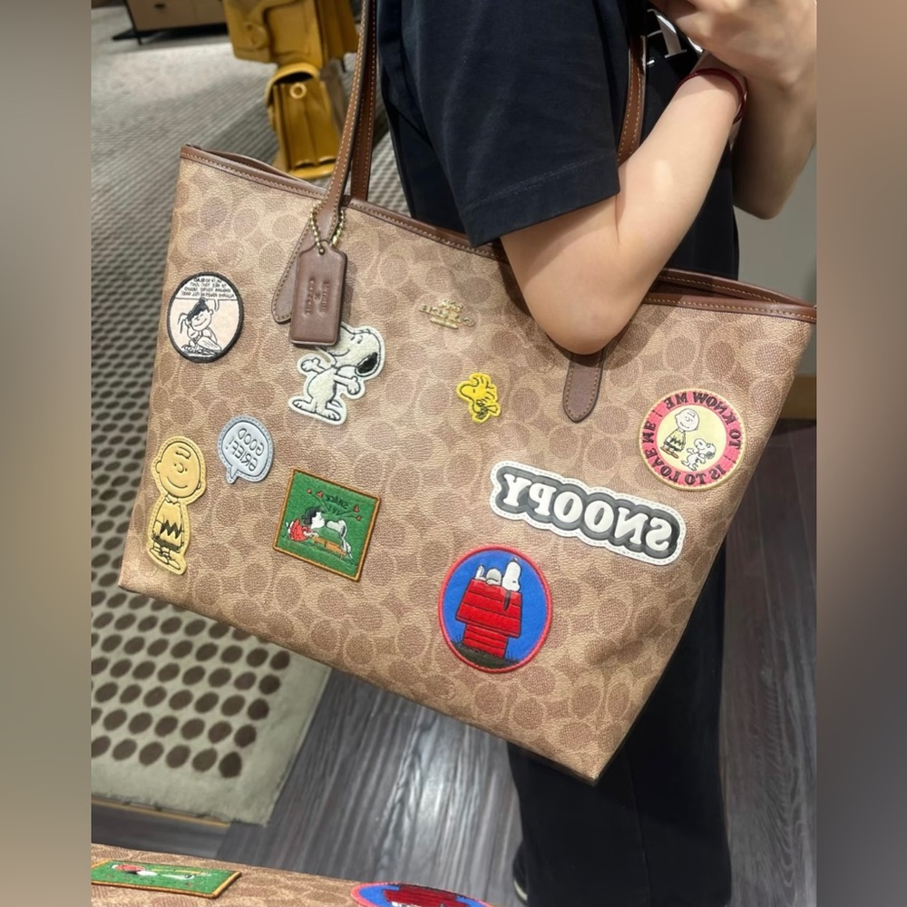 NWT！Coach X Peanuts City Tote In Signature Canvas With Patches（COACH CBJ91） - Picture 4 of 4